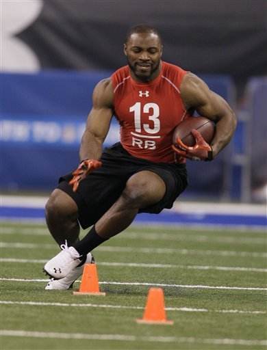 如果nba球员和他们在nfl里进行对抗,恐怕也经受不住这些橄榄运动员的