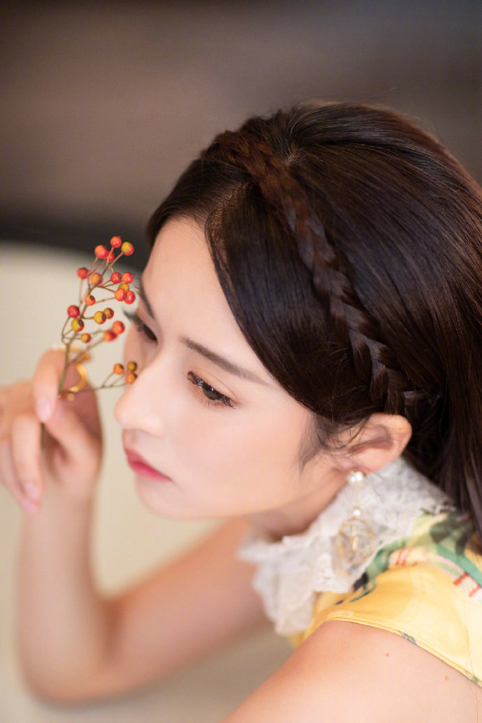 颖儿黄色蕾丝旗袍裙优雅搭配珍珠耳环高贵和柳岩撞衫丝毫不输