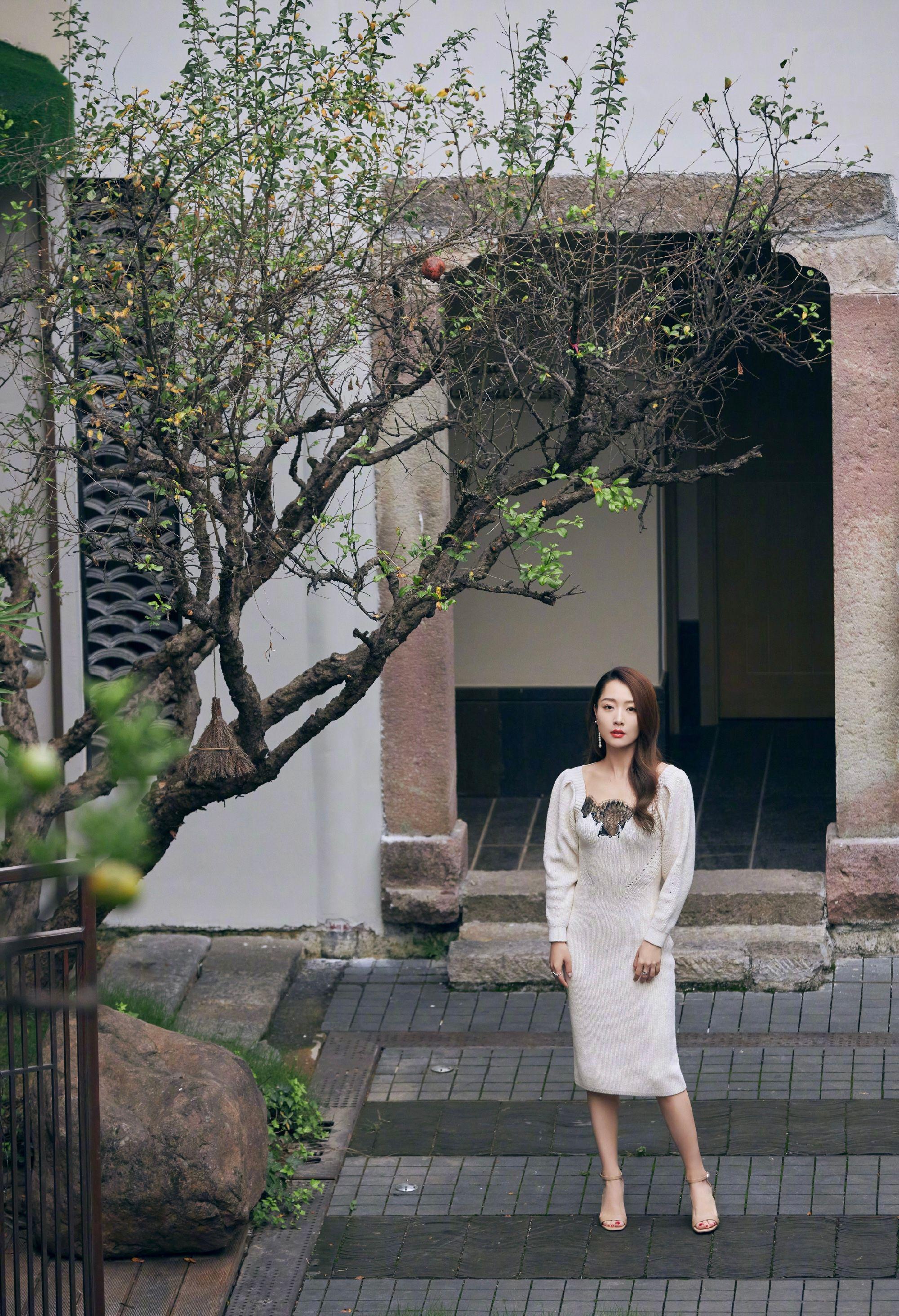 白冰懒理礼服事件,一身白色毛绒外套配黑靴,秋天就该穿这么美