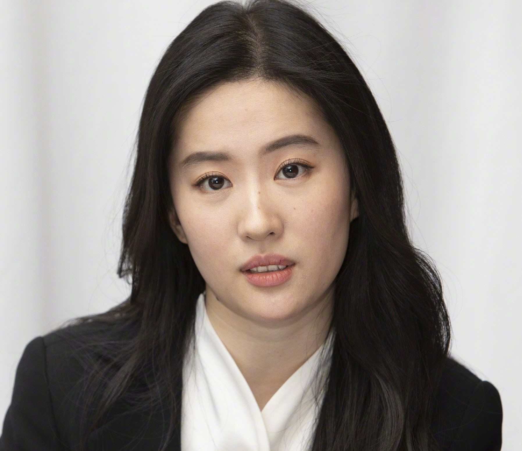 刘亦菲拍照又打马赛克,被指身材疑似发福,胖成中年大妈