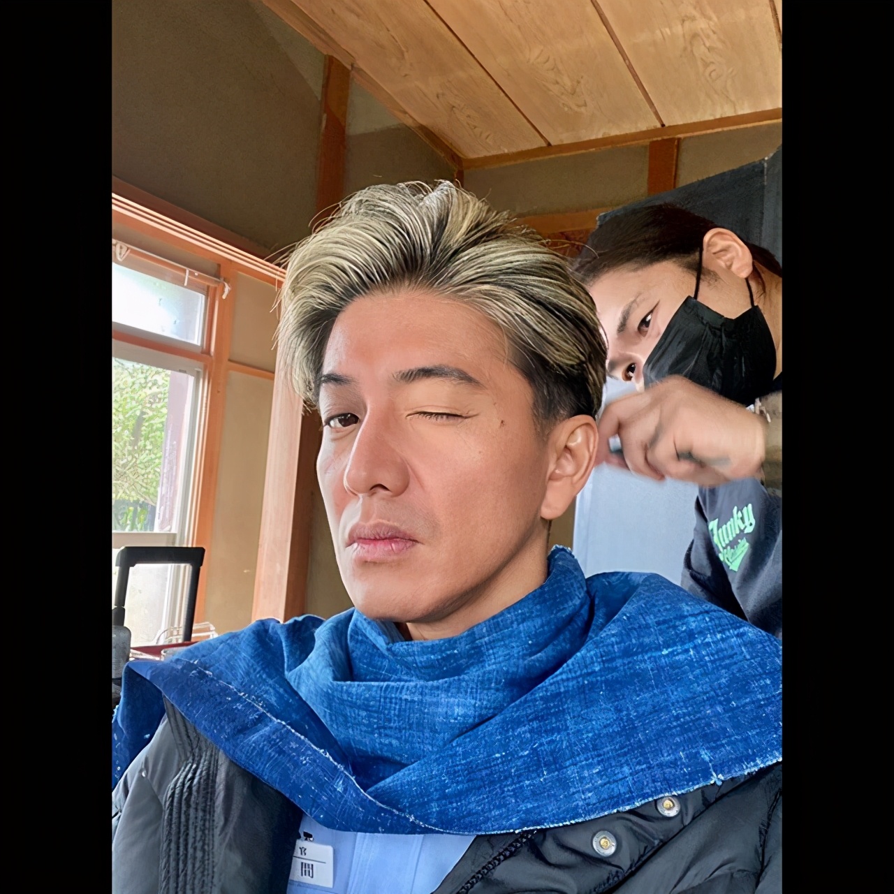 47岁木村拓哉一头白发吃汉堡,黑皮裤太帅气,重现长发时的不羁