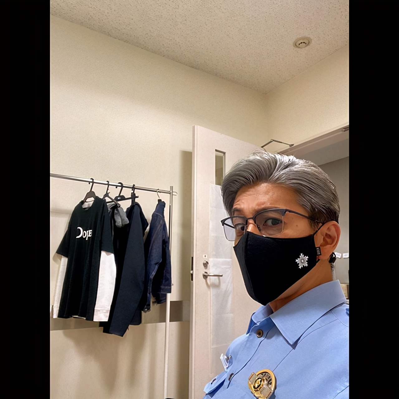 47岁木村拓哉一头白发吃汉堡,黑皮裤太帅气,重现长发时的不羁