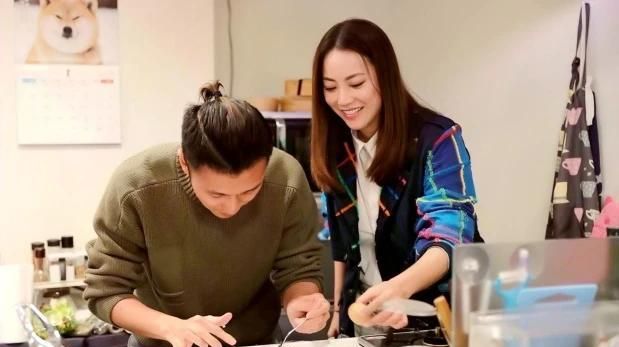 霍汶希回应白冰礼服事件,为何她能化解危机?不愧是金牌经纪人!