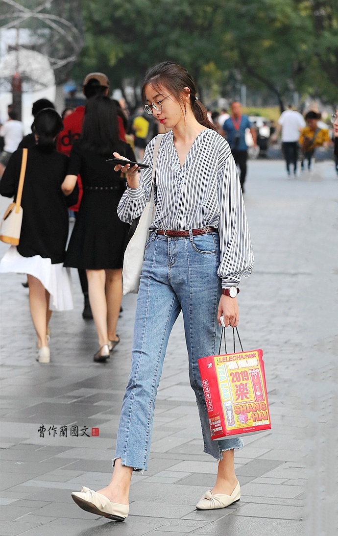 街拍:自信满满的平底鞋美女