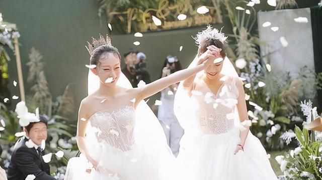 杨丽萍徒弟水月婚礼,真爱可跨越性别,师父杨丽萍却毫无表示