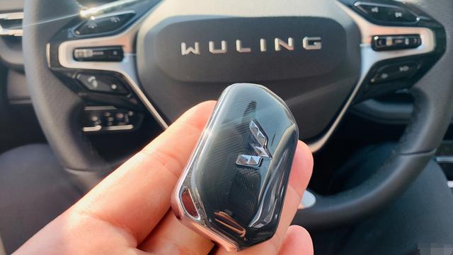 江苏工友13万买五菱凯捷最高配,车钥匙有质感,有人说它像别克