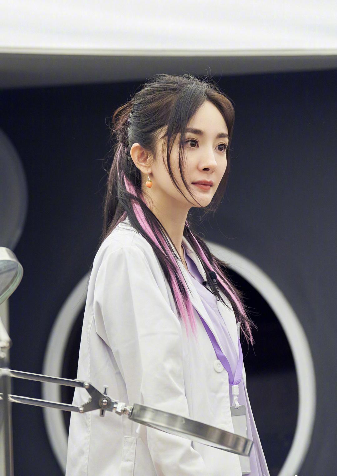 杨幂挑染发色看起来好女团,十分俏皮可爱!