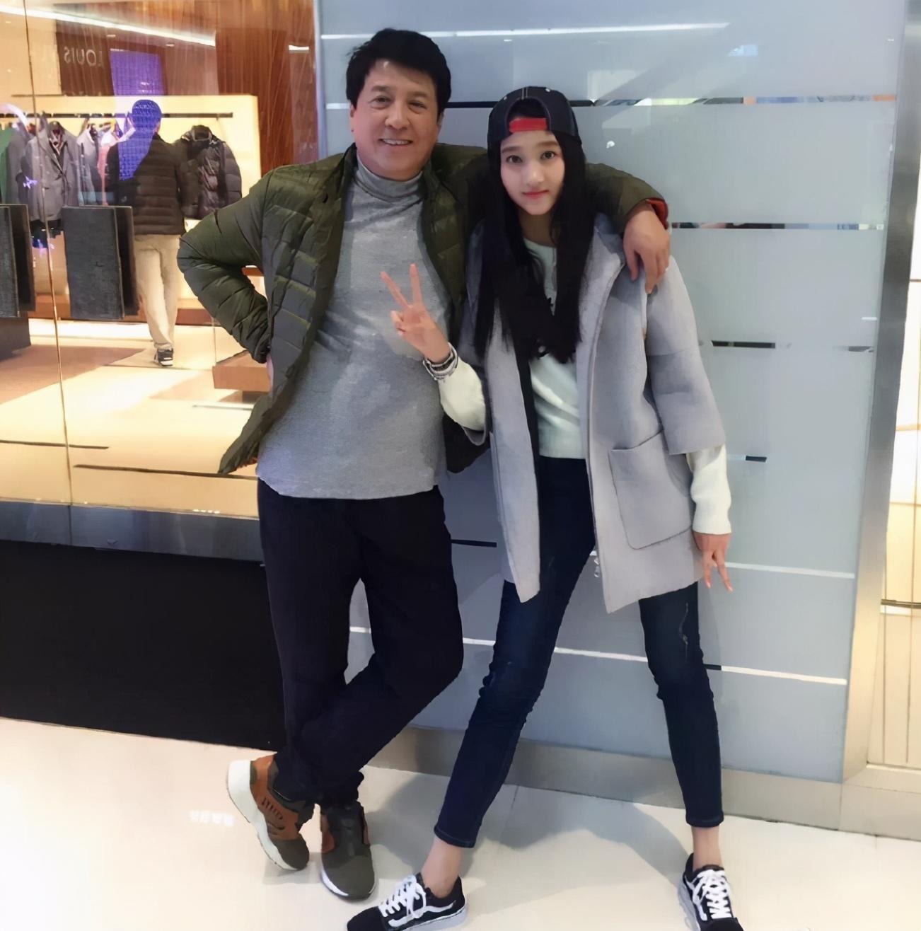 老戏骨关晓彤家装修简约质朴接地气她爹原来是他