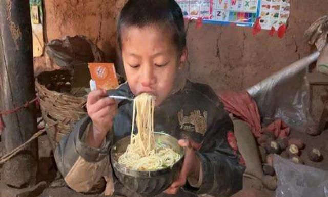 孩子背"麻袋"上学惹人心疼,贫穷不是错,自卑才是问题的本质|自卑|麻袋