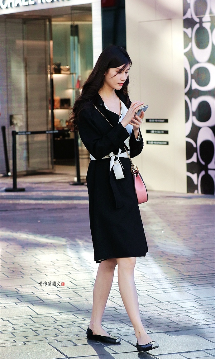 街拍:自信满满的平底鞋美女