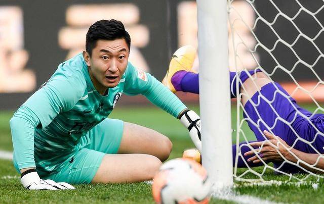 连续六年坐稳球队首发门将!张翀你凭什么?保级了就可以这么踢?