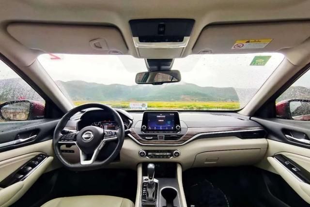 (天籁舒适而又宽大的内饰)此外,第七代天籁还搭载了l2级别自动驾驶