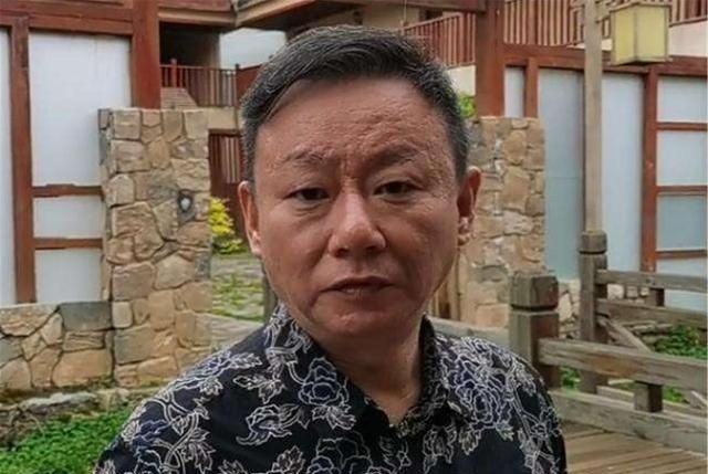 他是春晚常客耗尽积蓄陪妻子抗癌21年52岁就满头白发显心酸