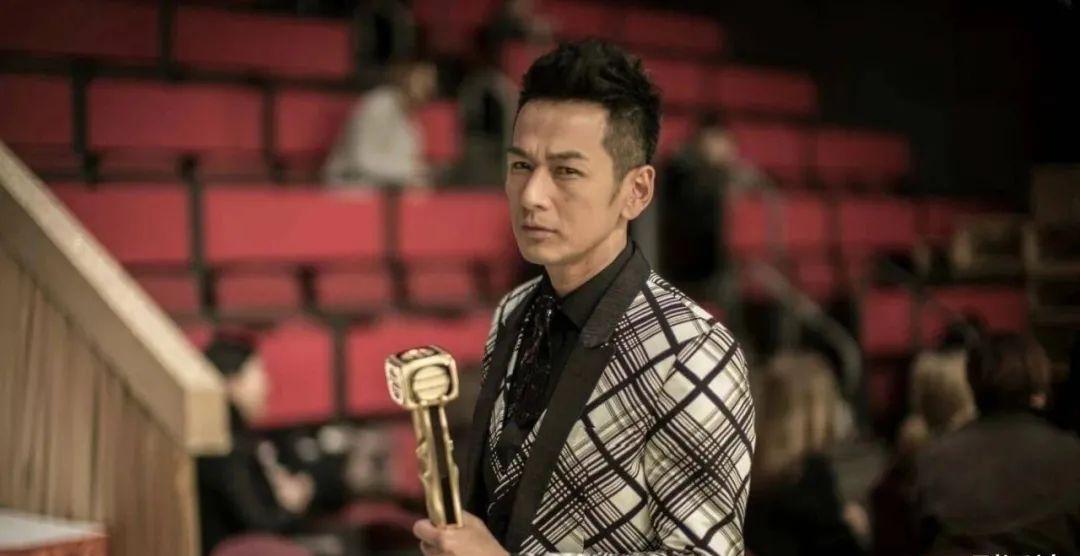 tvb资深男星晒黑白照暗示离巢:需作出重要决定|吴家乐|何远恒|忠忠