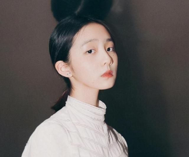 14岁黄多多近照化着淡妆五官精致气质像极了妈妈