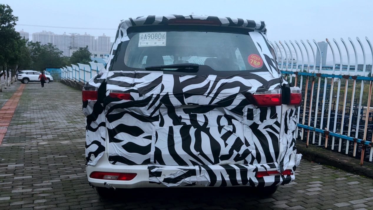 东风风光"f527"谍照减配 更多细节曝光锁定宝骏730