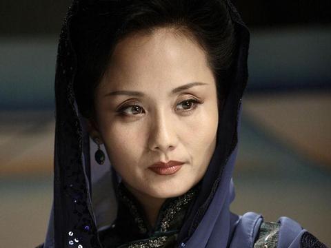 《一起来看流星雨》中,她是"慕容云海"的妈妈"沈含枫".