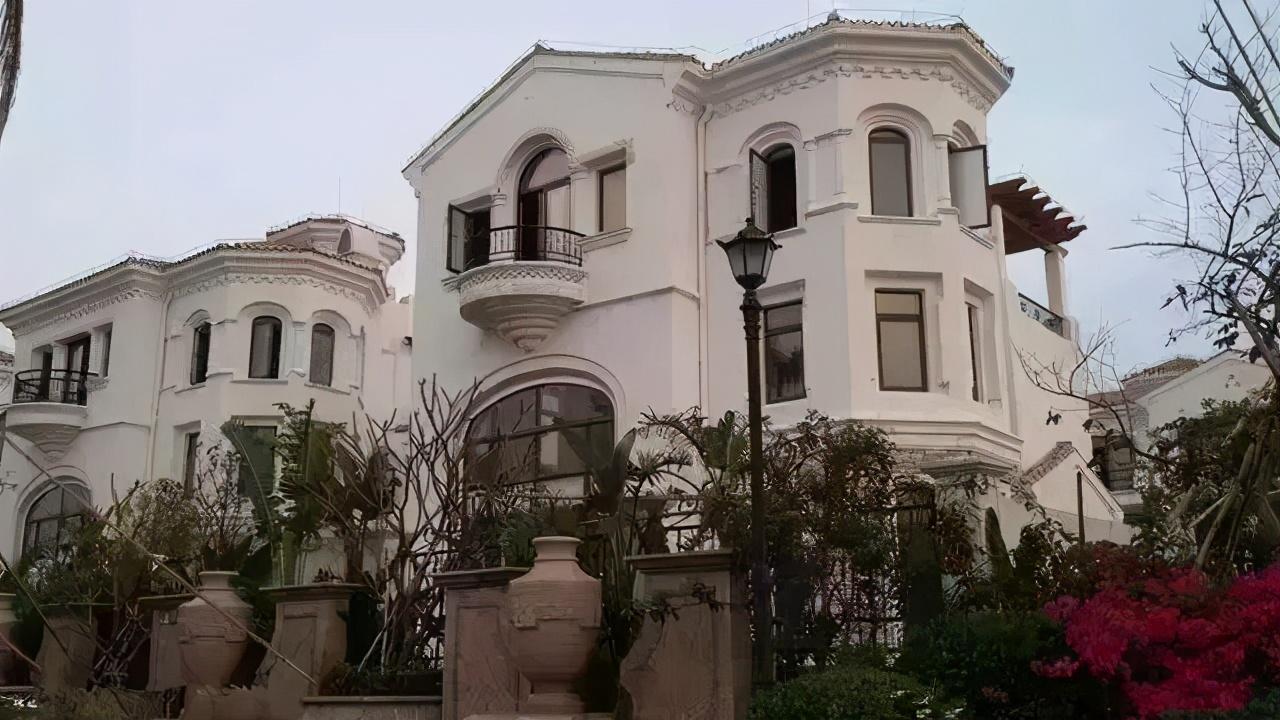 小猎豹郑恺豪宅客厅能打高尔夫餐桌当写字台