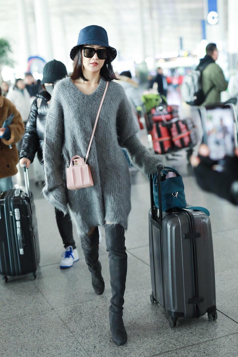 王鸥无需仔细打扮就气场开挂,1件毛衣裙配过膝长靴,满满高级感