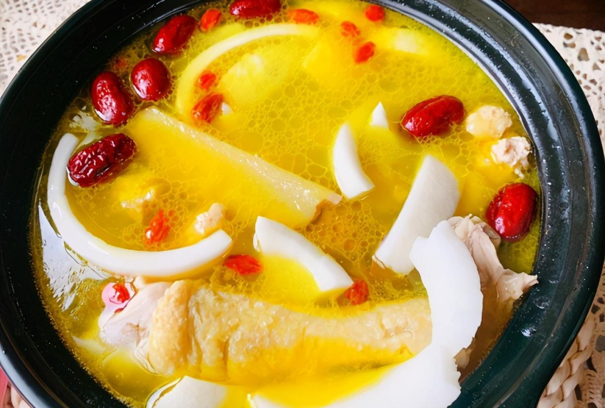 椰香浓郁的椰子鸡汤这季节喝一口真的好满足