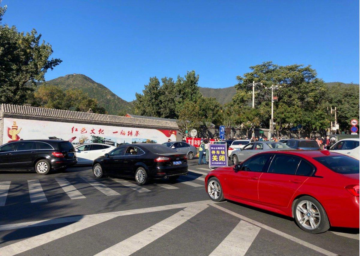 去香山的路都堵死了北京周边想看红叶真的不用这么挤