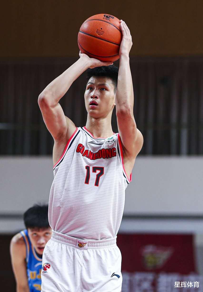 杜锋情商真高菜鸟首秀8失误一句不骂狂喷阿日却给他打20分钟