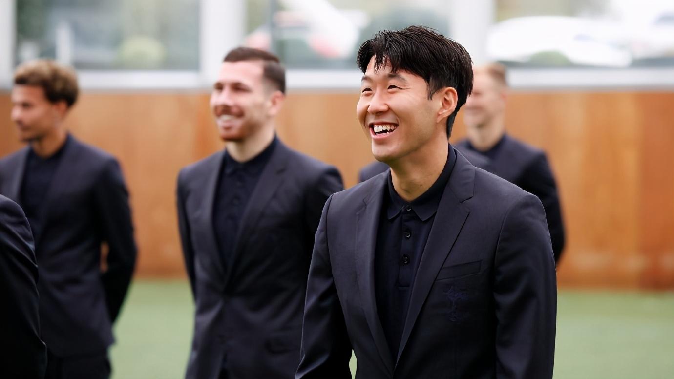 热刺发布球队正装照:穆帅让出c位,孙兴慜帅气不逊偶像明星!