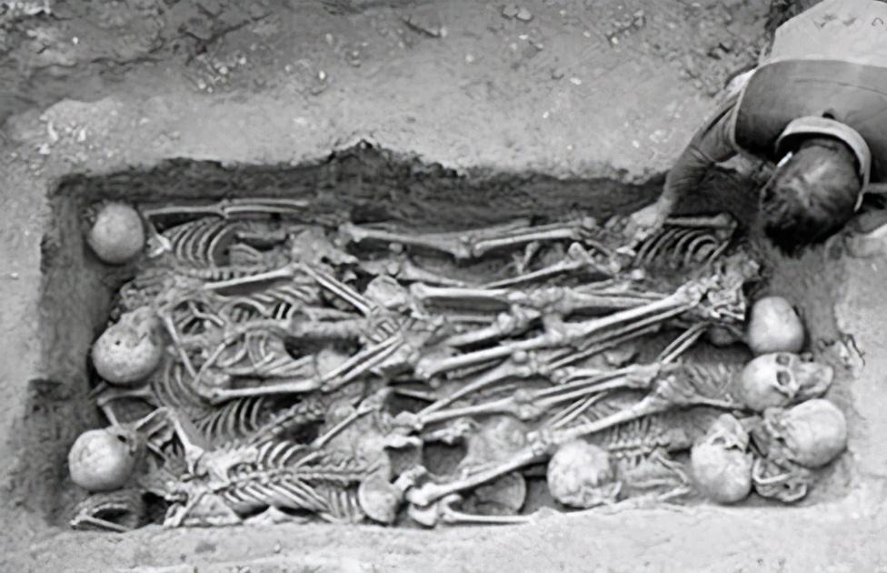 考古挖掘的殉葬坑在了解人殉的时候,我们要分清两个概念,其实"人殉"和