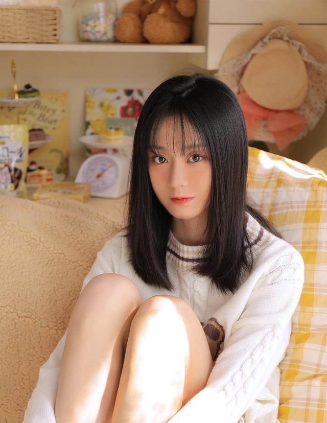 黑发童颜美少女美腿私人住宅