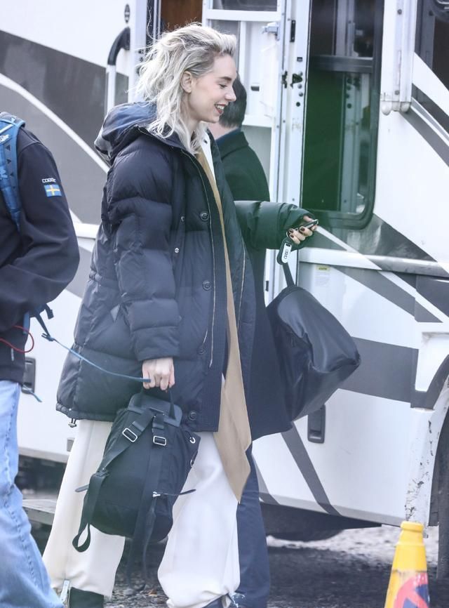 32岁白寡妇凡妮莎柯比出街照一头铂金色长发气质太出众