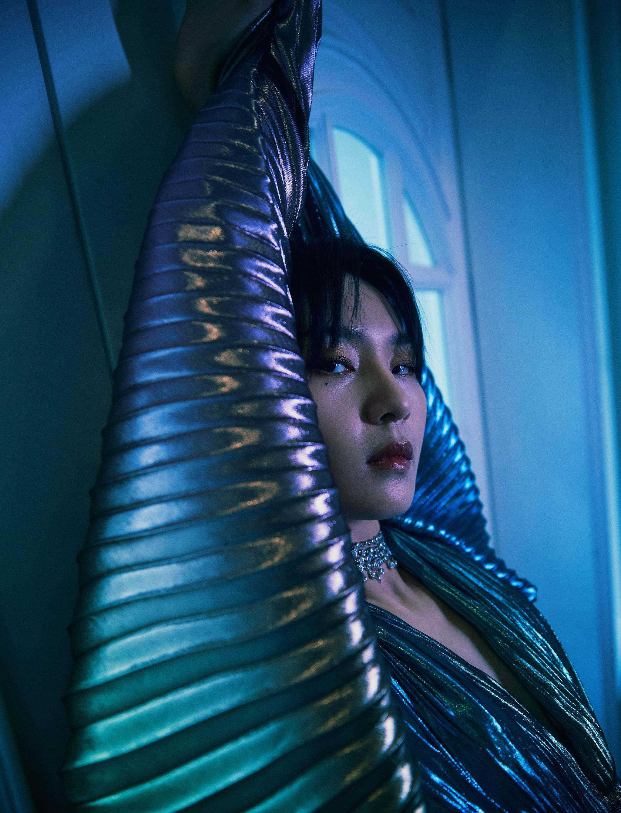 周笔畅蝴蝶流光裙轻盈灵动 举手投足彰显大气