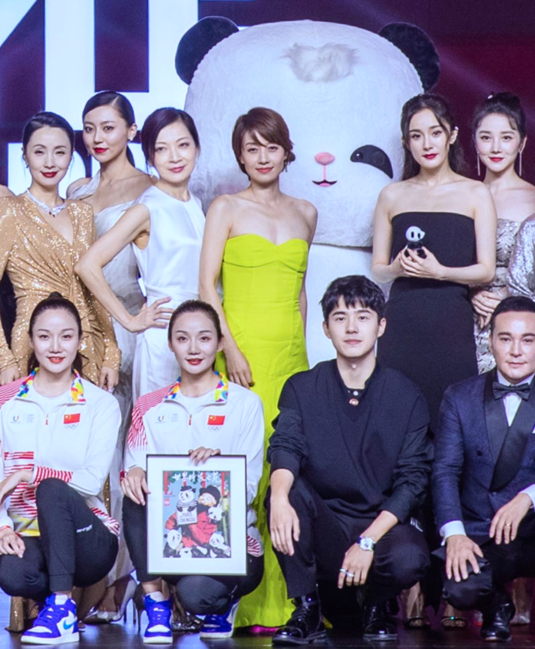 30多位明星大合影,杨幂马伊琍咖位高,细节能看出艺人交际能力|杨幂|陈