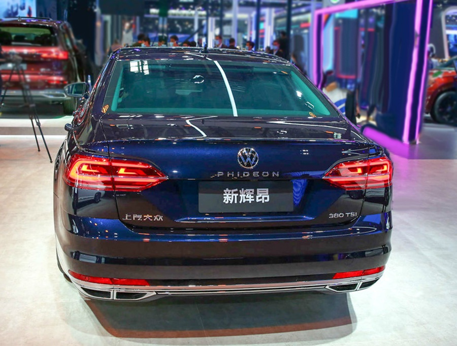 新款大众辉昂亮相不仅车尾带字母这次车头车标还能发光