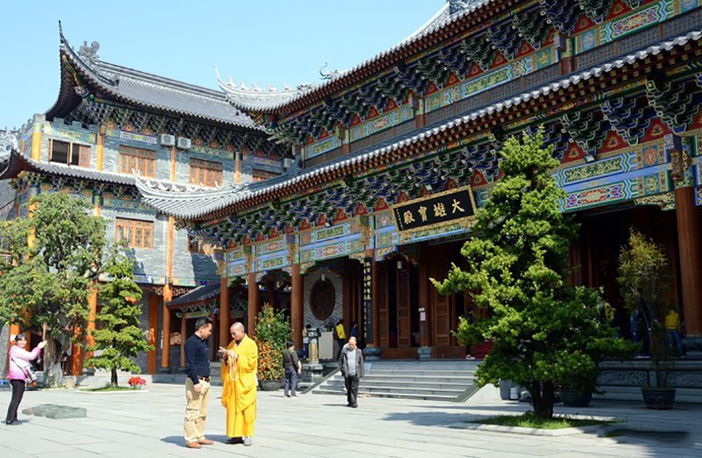 深圳这座山形态酷似巨龙,而在南侧山腰有座古寺,格外静谧还免费