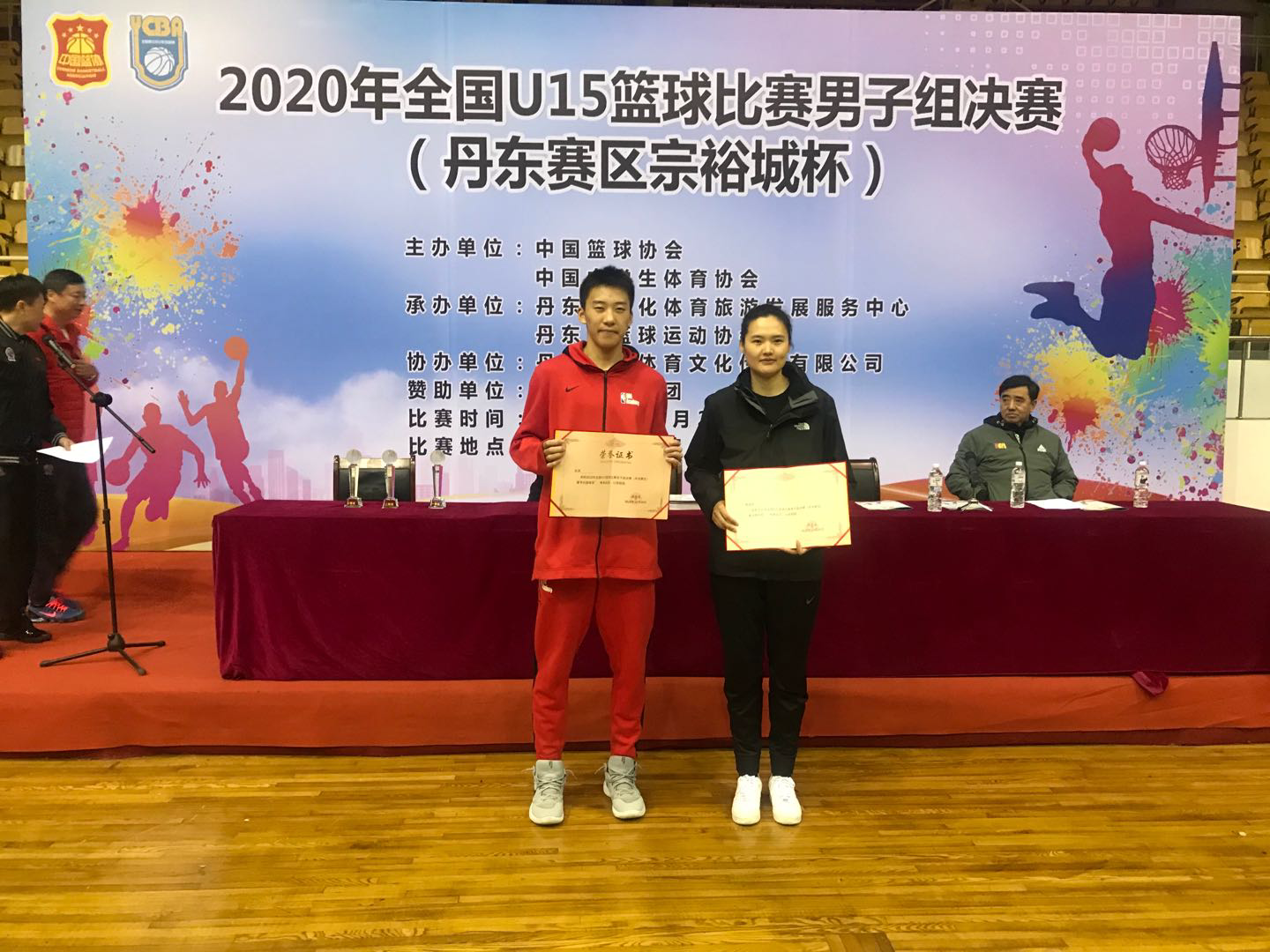 图为mvp王俊杰和海亮队教练郑博文.