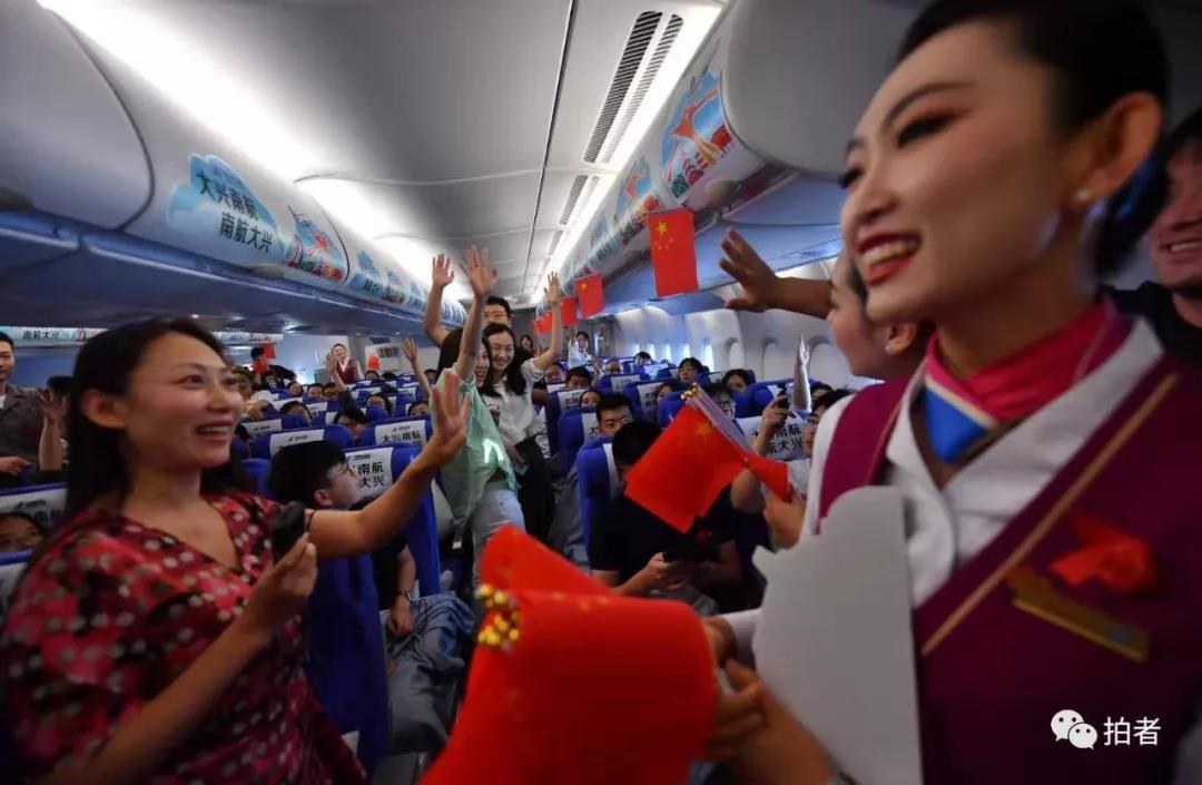 △ 2019年9月25日，参加首次通航活动的旅客抢答有关北京大兴国际机场的提问。摄影/新京报记者李木易