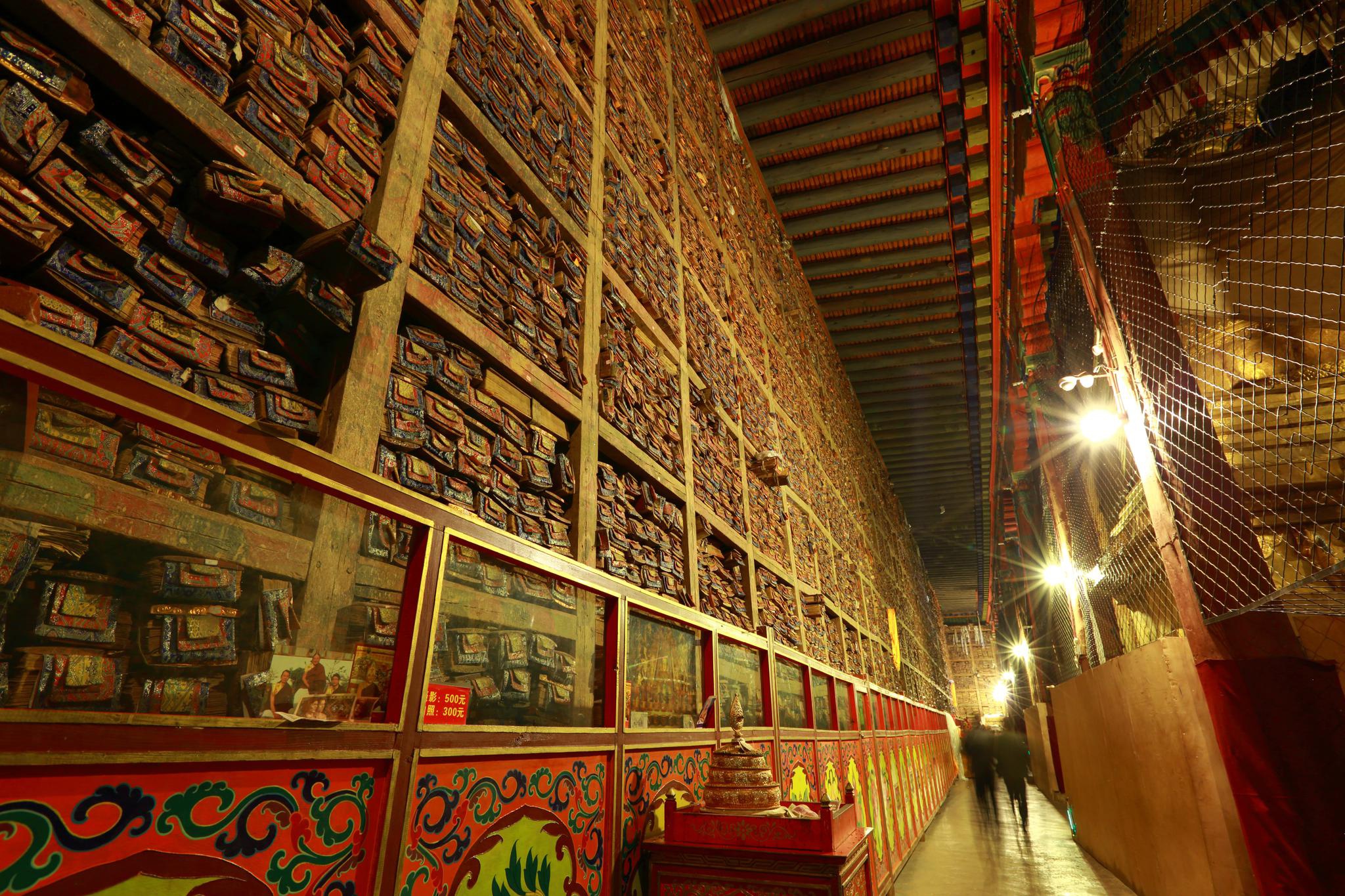 萨迦寺经书墙从徐汇出发,看见新的萨迦此次展出的作品,有相当一部分