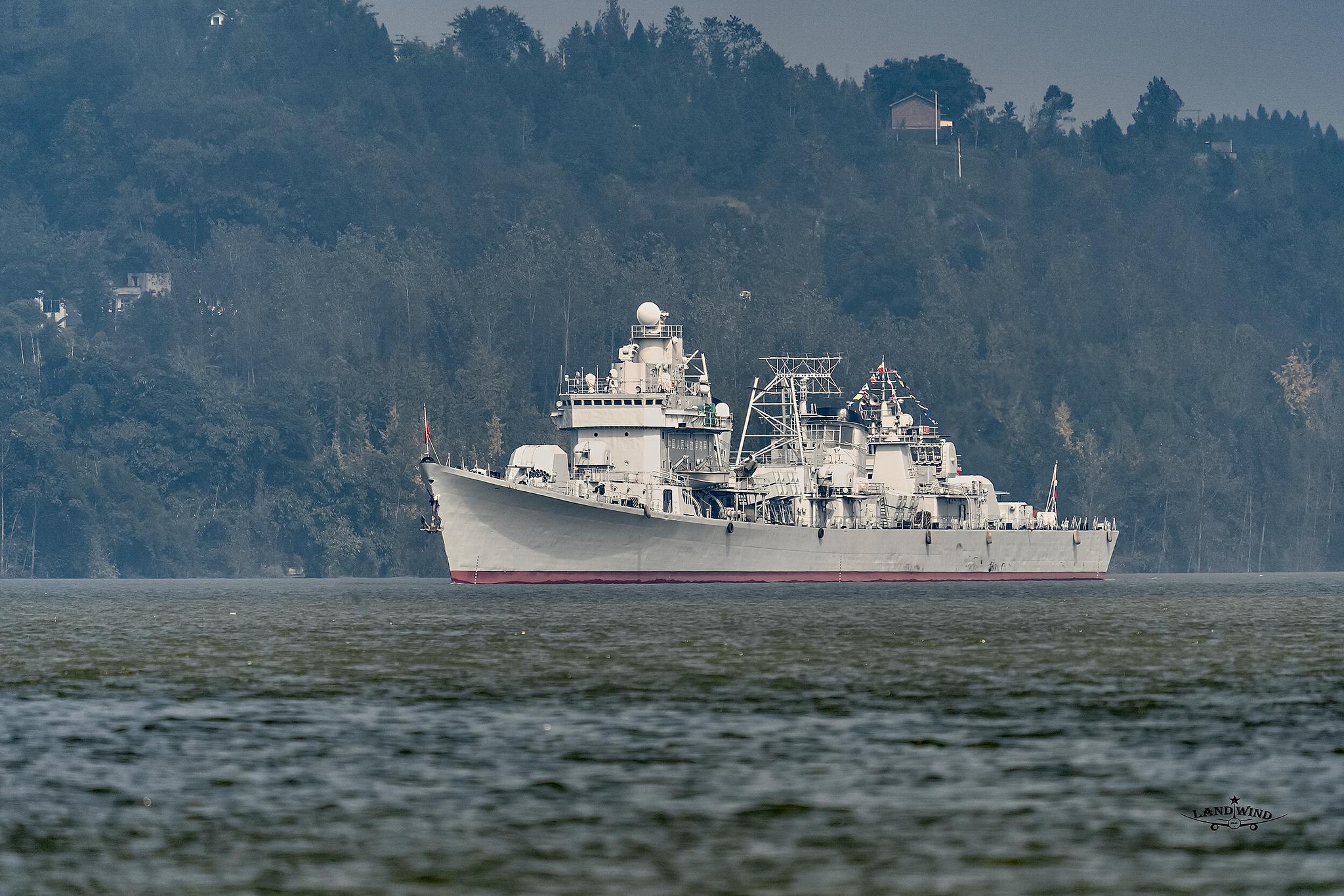 珠海舰抵达重庆主城