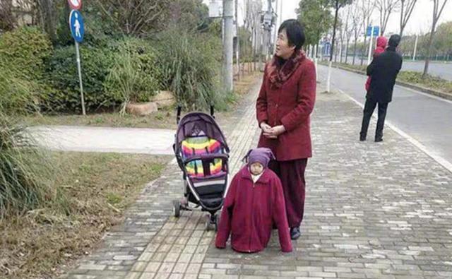 幼儿园萌娃上学直喊热，老师拉开衣服惊呆了，网友：奶奶觉得你冷休闲区蓝鸢梦想 - Www.slyday.coM