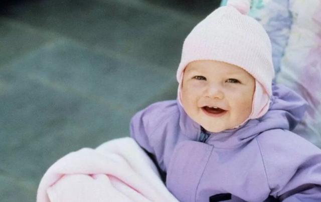 幼儿园萌娃上学直喊热，老师拉开衣服惊呆了，网友：奶奶觉得你冷休闲区蓝鸢梦想 - Www.slyday.coM