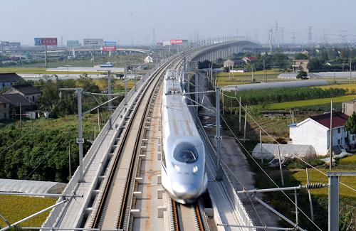 2010年10月26日，从杭州站始发的沪杭高铁列车在浙江嘉善县境内飞驰而过。新华社资料图
