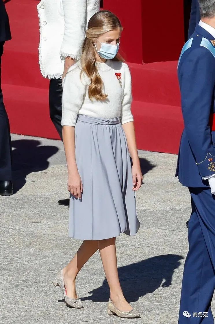 西班牙王后穿旧衣,小公主穿500块大衣,王室母女有多"节俭"?