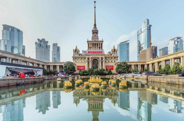 上海中苏友谊大厦是苏联援建的,现为上海展览中央
