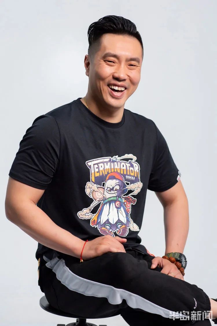 他是"青岛活得最明白的男人",自己却说"莫名其妙就红了"