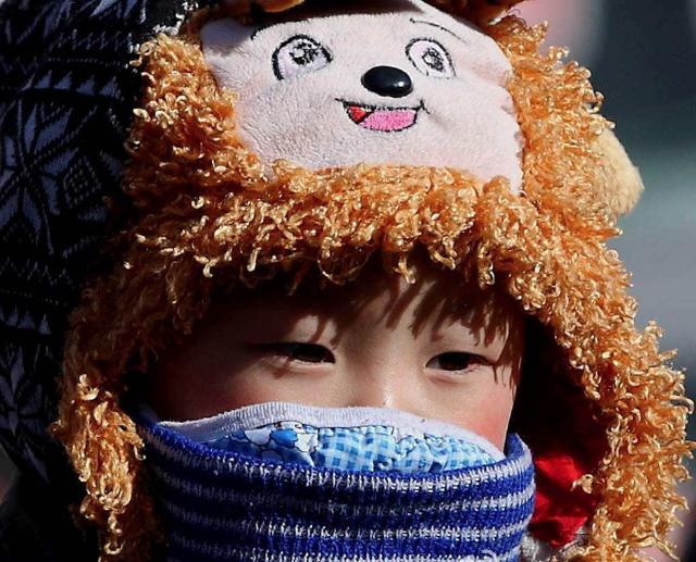 幼儿园萌娃上学直喊热，老师拉开衣服惊呆了，网友：奶奶觉得你冷休闲区蓝鸢梦想 - Www.slyday.coM