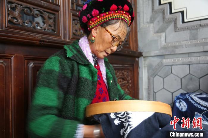 图为云南省大理州白族老人展示手工绝活。　张添福 摄