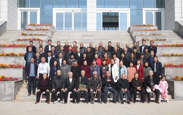 莒县二中组织重阳节退休老干部老教师座谈会