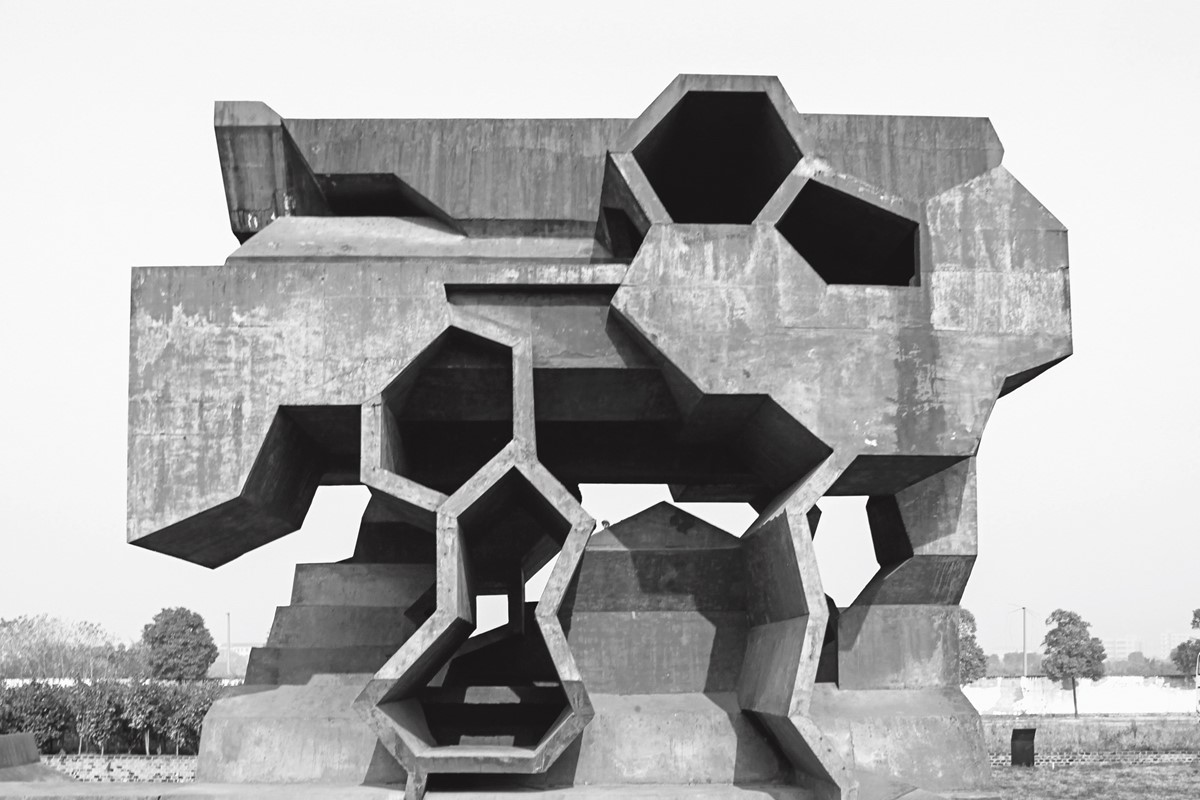 Herzog和deMeuron在金华修建公园里的野蛮主义雕塑(2007年)