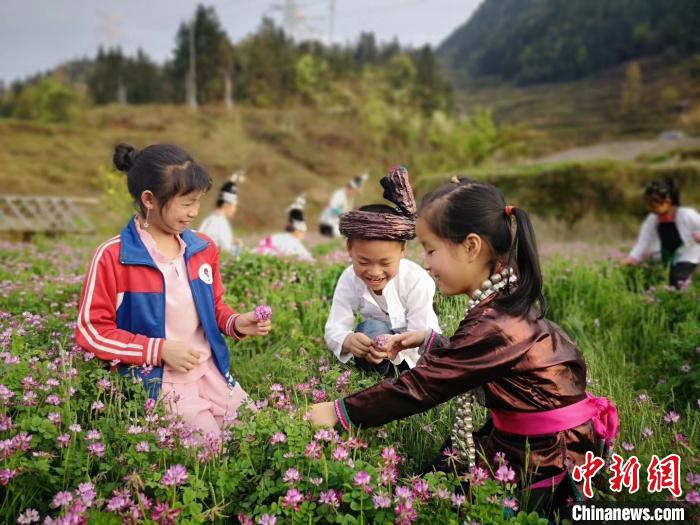 图为小歌队部分成员在户外做活动。受访者提供