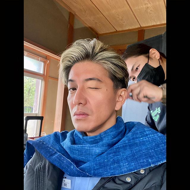 47岁木村拓哉一头白发吃汉堡黑皮裤太帅气重现长发时的不羁